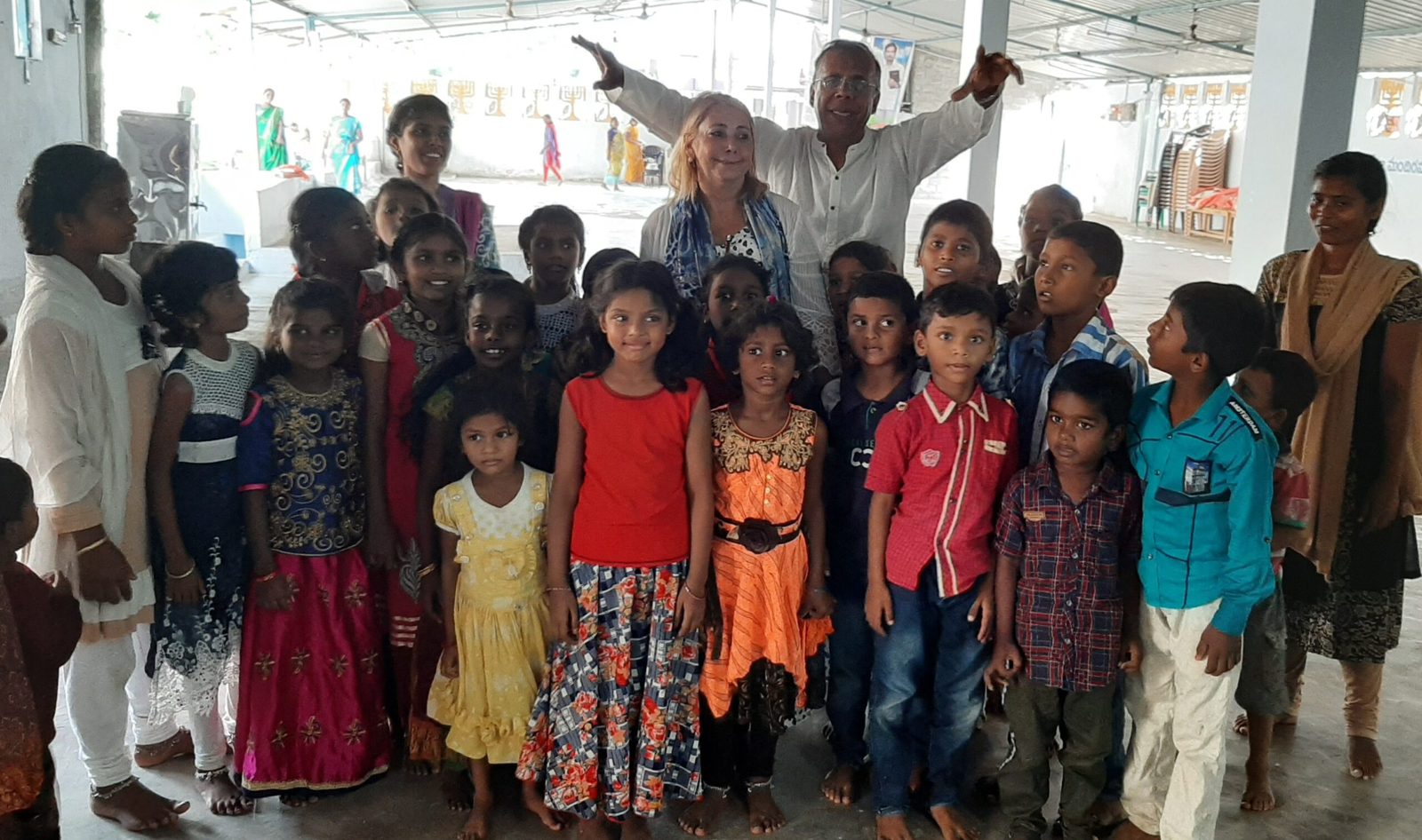 Equipe da Missão Betel com crianças na Índia